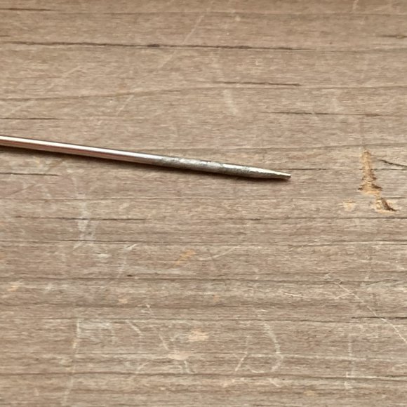 Lovely golden stick pin pair: one genuine opals, the other signed Craft - Picture 5 of 8